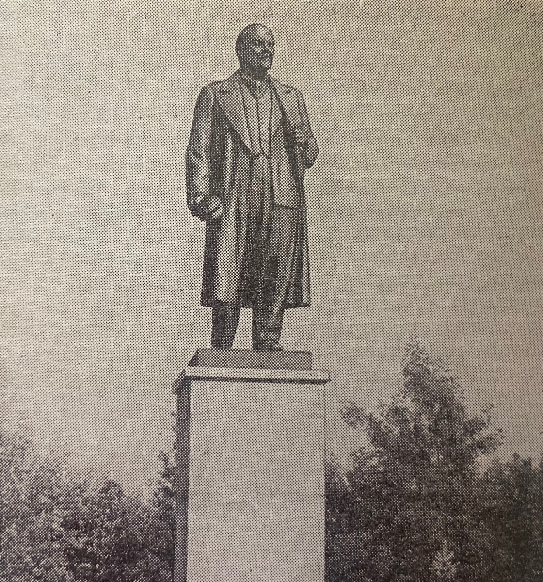 Памятник В.И Ленину в одном из скверов города 