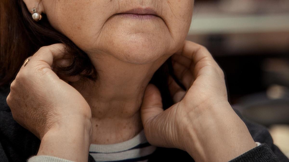    Женщина держится за шею:pexels.com