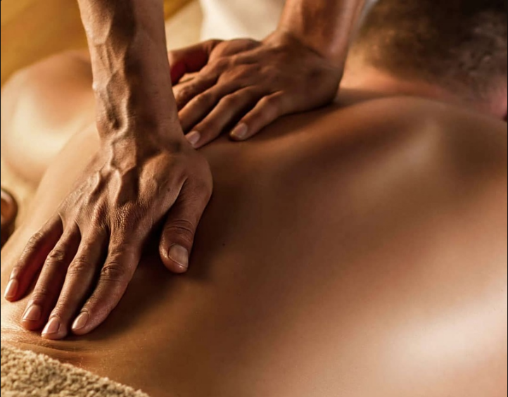 Релаксирующий массаж. Масло для массажа. Массаж фото. Масло для массажа. Лингам девушке.