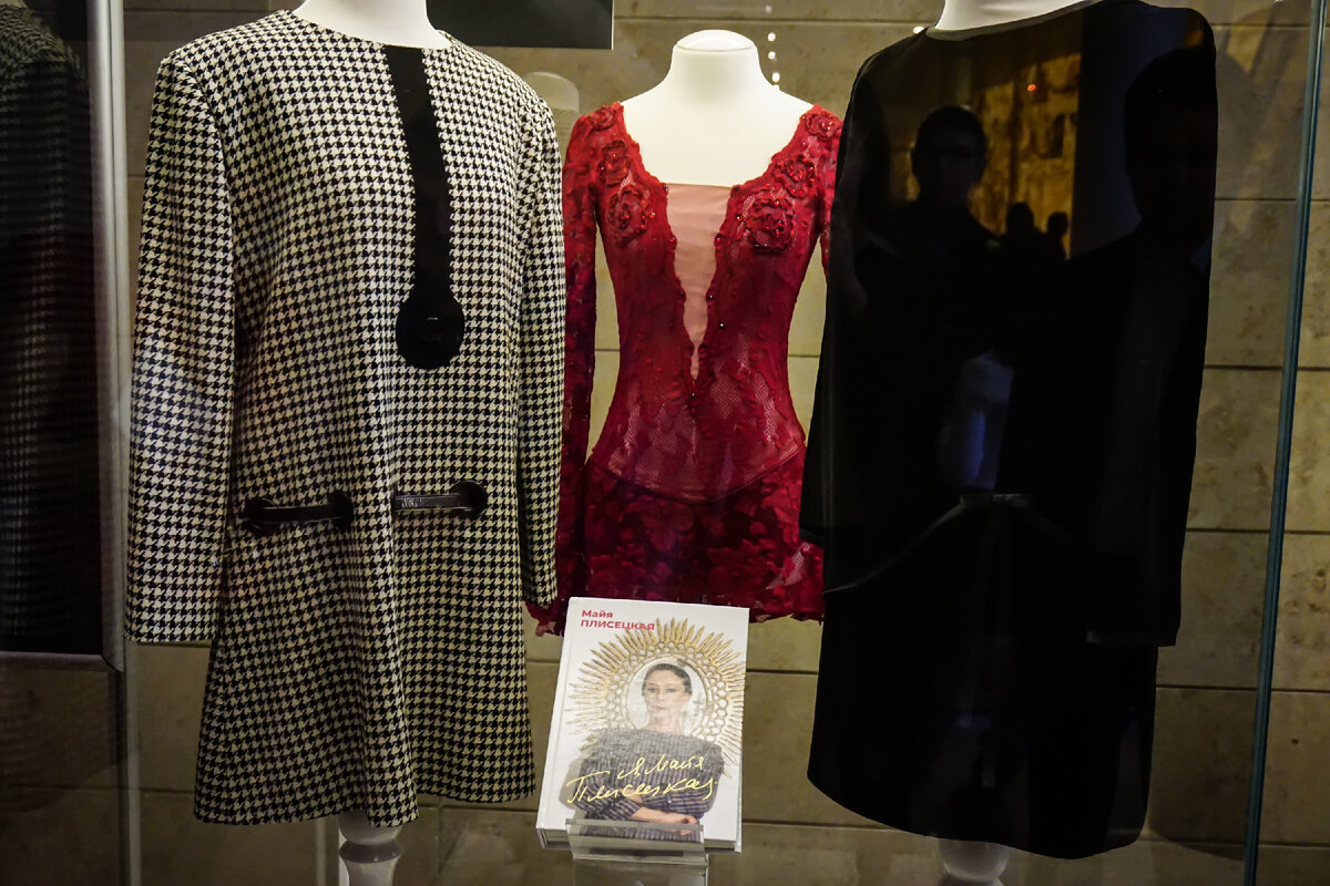 В центре - костюм Майи Плисецкой для балета «Кармен» в фойе Мариинского-2