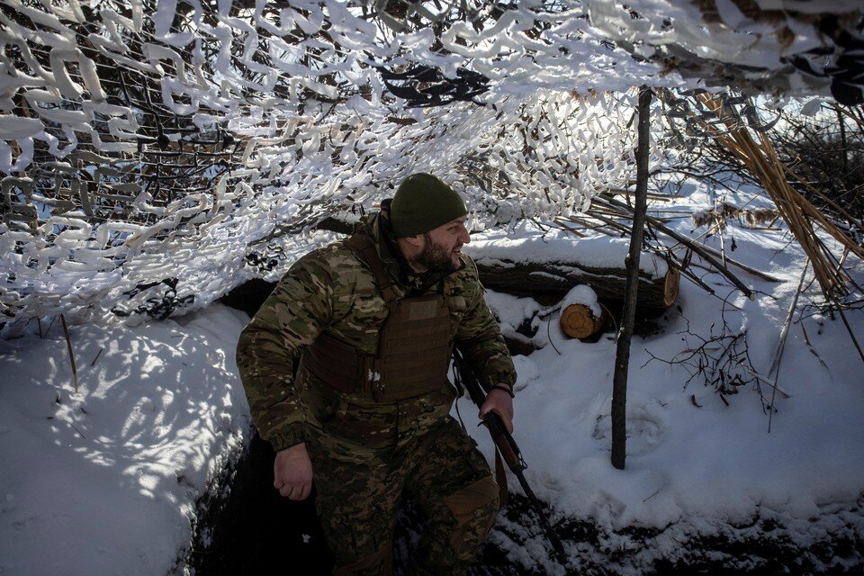     Боец ВСУ на позициях под городом Торецк (Дзержинск).  REUTERS