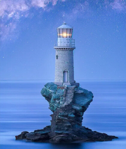 Ярко и далеко светят… Не увидеть, проходя мимо, нельзя. Приблизиться или пройти мимо предопределено кармой. Яндекс фото.