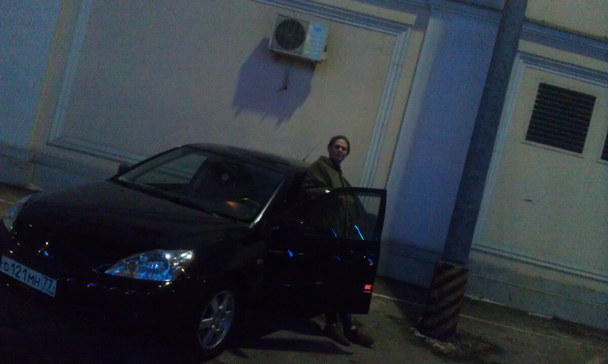 Это 2014-й год, я гордо стою у Ленинградского вокзала в Москве и встречаю маму на своём первом автомобиле. Гордости моей не было предела!