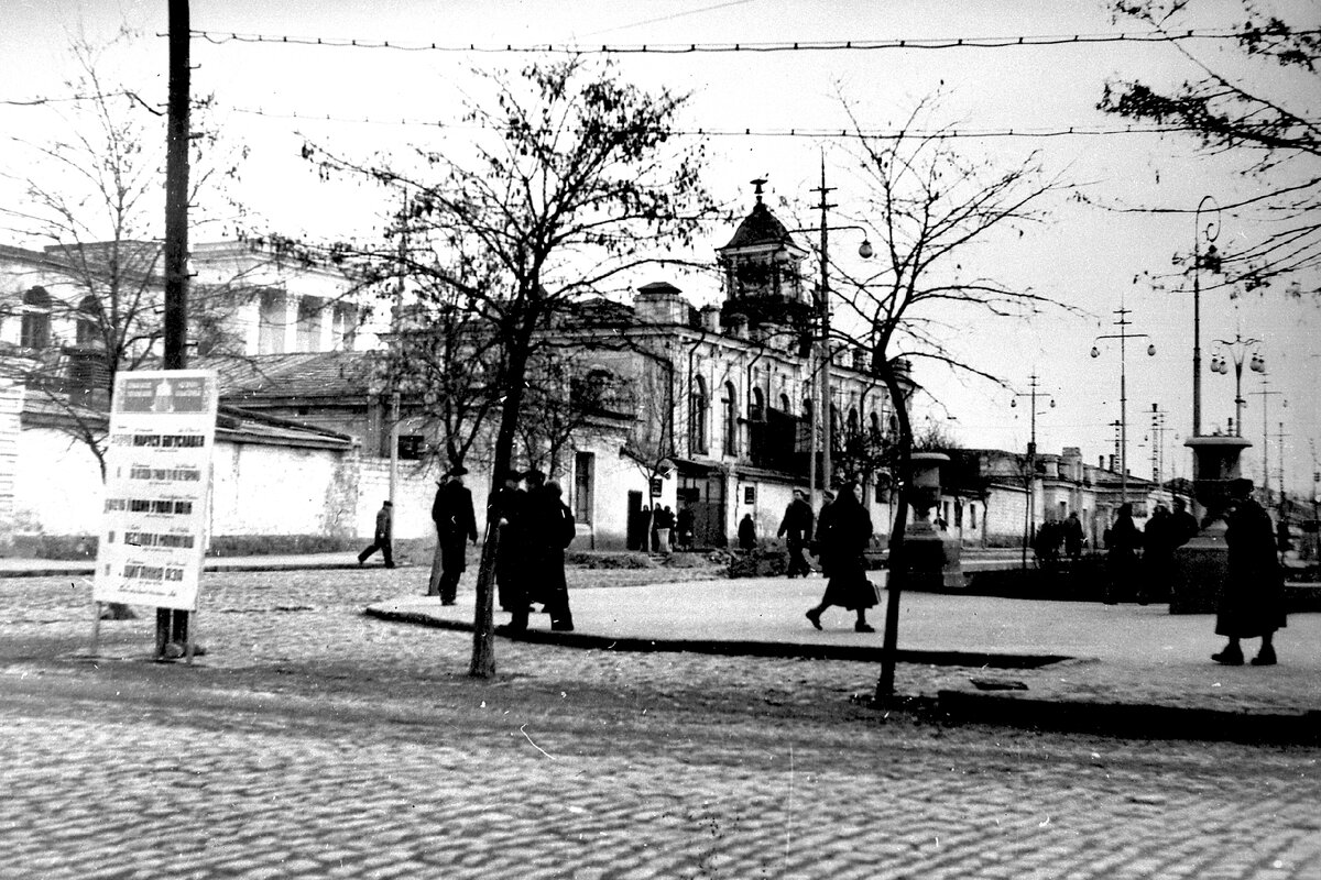 Угол Кантарной (Чехова) и Салгирной (Кирова)