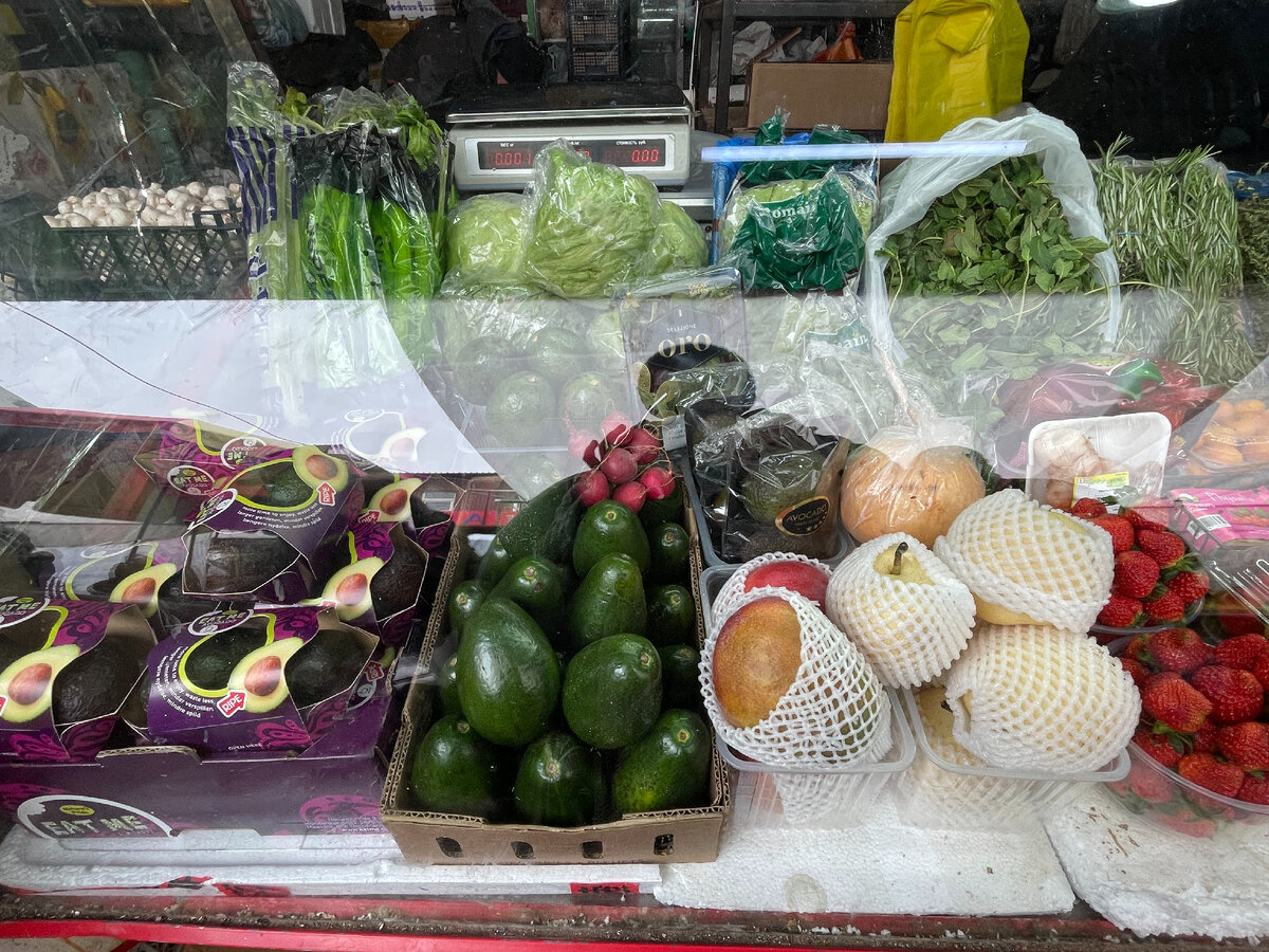 Фото с обычного рынка: авокадо (даже два вида), клубника