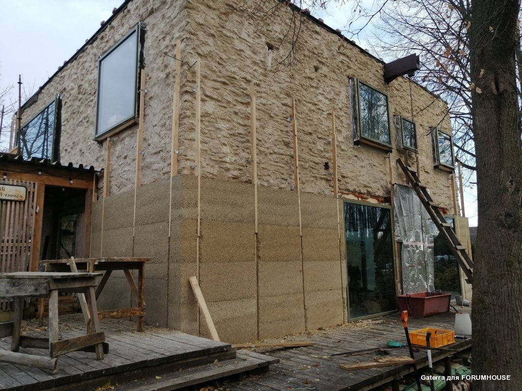 В этом проекте костробетон используется в качестве самонесущего монолитного утеплителя для каменного дома.