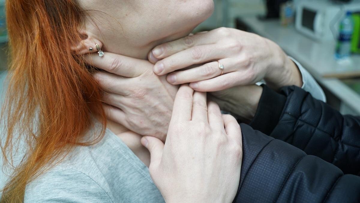    Мужчина душит девушку:NUR.KZ/ Владимир Третьяков