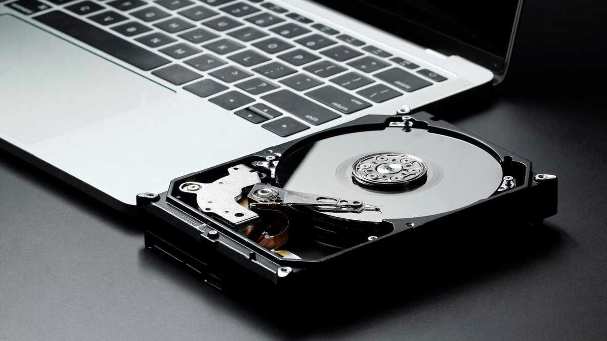 Что делать, если не хватает свободного места на ноутбуке. Designed by Freepik