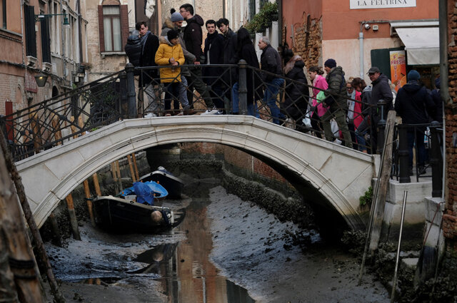    Обмелевший канал в Венеции. Фото: Reuters