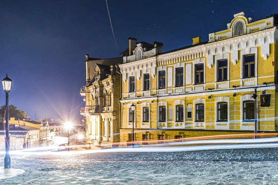 В этом доме на Андреевском спуске в К..ве Булгаков жил в начале ХХ века.Здесь же умер его отец. Про этот дом пел А. Розенбаум в известной песне.