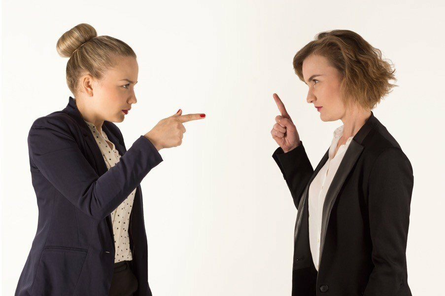 Спорить с учителем. Две женщины спорят. Две женщины ругаются. Женщины ссорятся. Конфликт учителя и ученика.