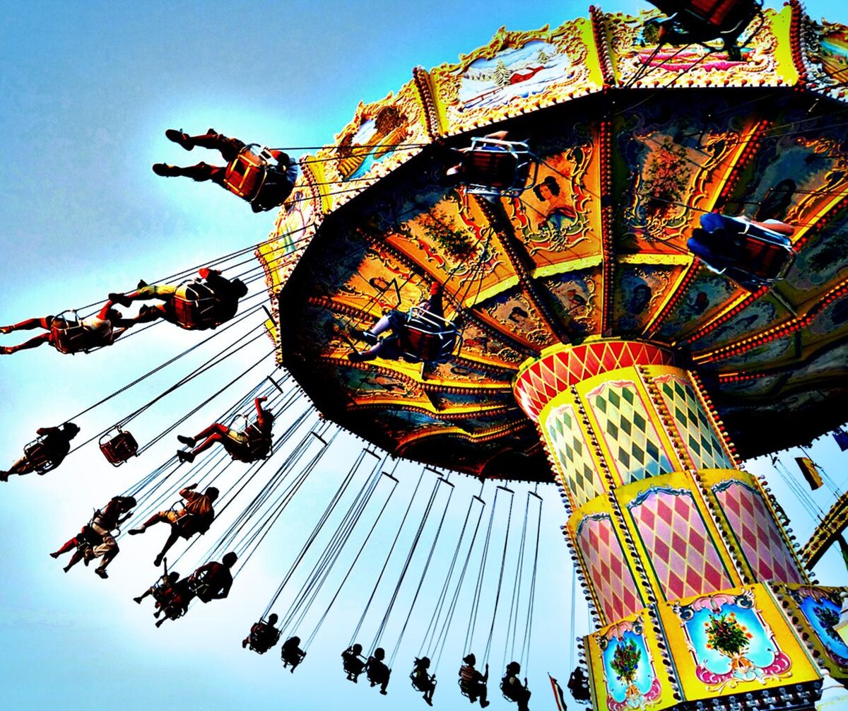 Побыстрее карусель. Старинная карусель. Цепочная карусель чебоксары. Разные аттракционы. Берлин цепочная карусель.