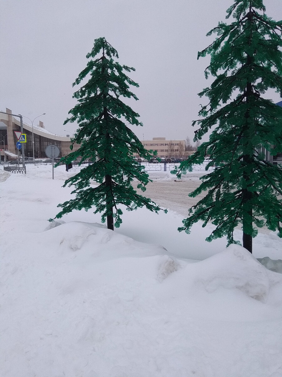 Единственная яркая зелень, которая мне попалась в городе. Да и та синтетика)))