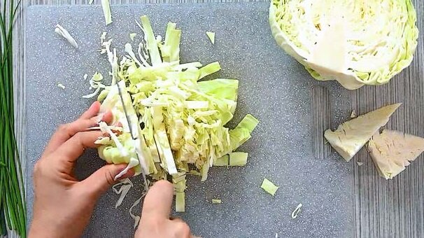 Шинкуем капусту на тонкие ломтики  Фото: cooktoria.com
