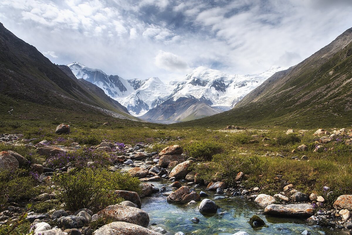 горы Тянь Шань, Киргизия (изображение из открытого источника).
Созерцание природы помогает снять напряжение и погрузиться в состояние спокойствия.
