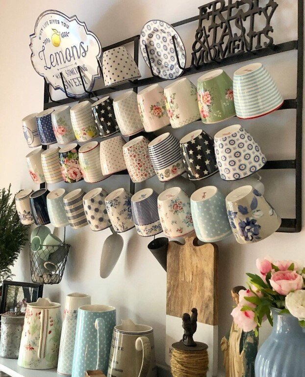 Специальная полка с крючками. Фото из интернета.