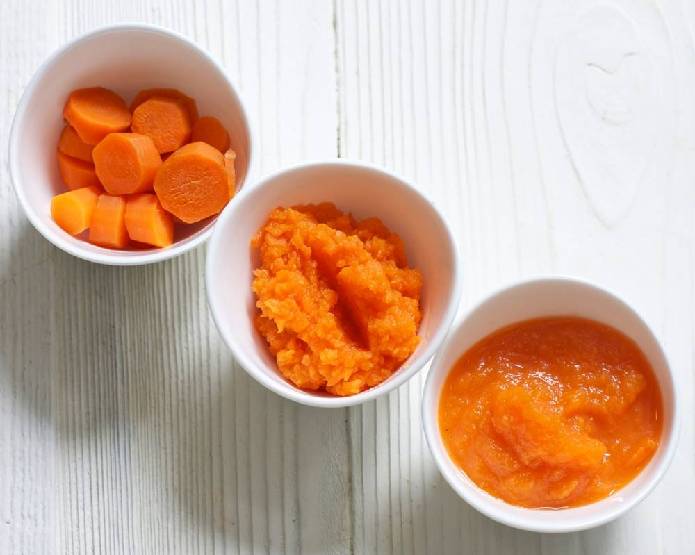 Когда давать еду кусочками. Морковное пюре для грудничка. Морковное пюре для прикорма. Пюре из моркови для грудничка. Овощное пюре морковное для грудничка.
