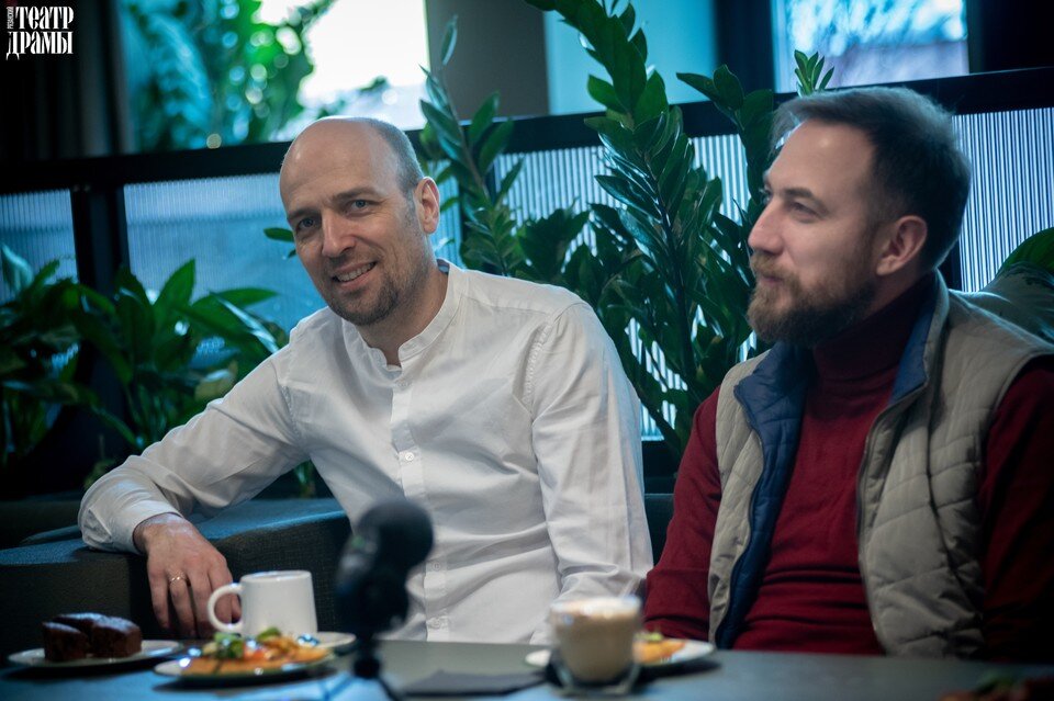     Режиссер спектакля «Двенадцатая ночь» в Рязанском драмтеатре Юрий Печенежский: Выход Оливии – это результат моей агонии Фото: Сергей ГАЗЕТОВ.