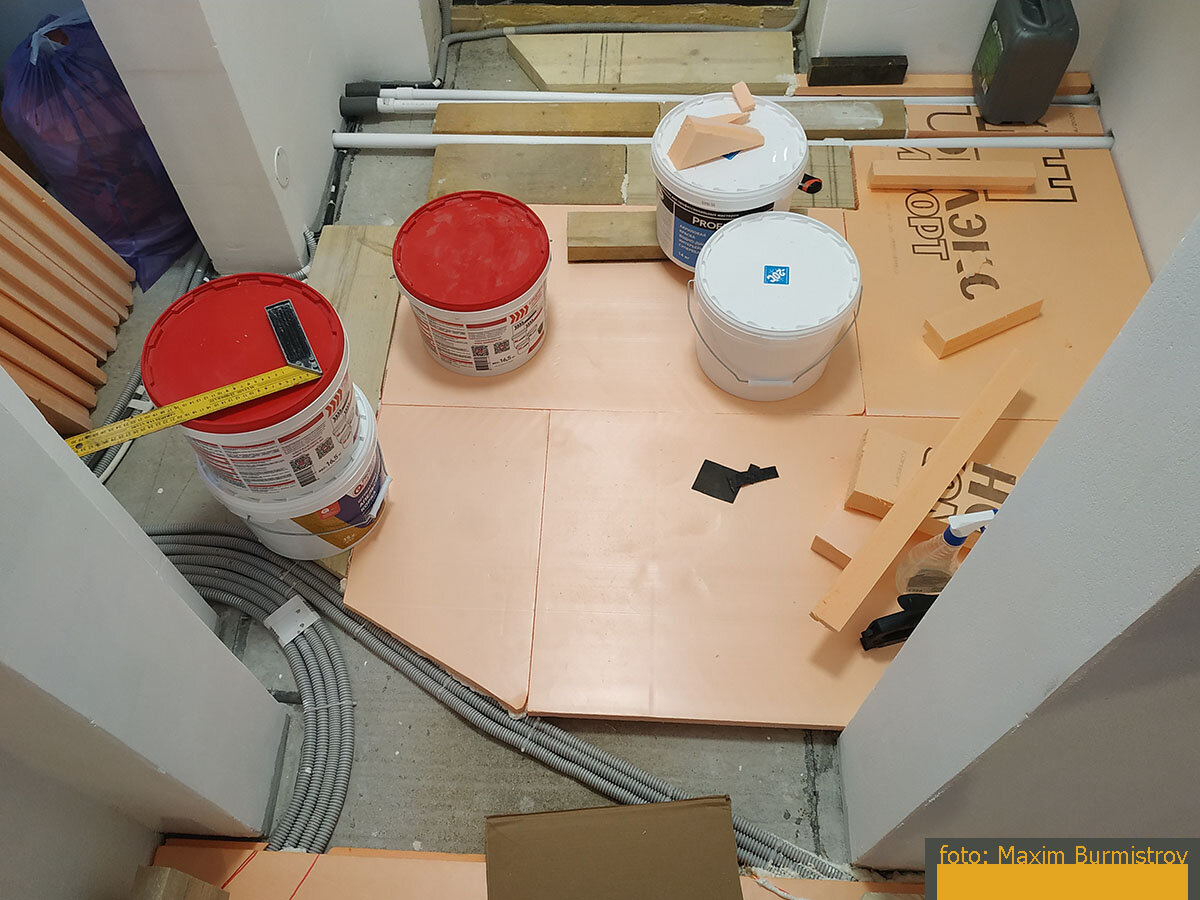 Процесс укладки утеплителя и бруса в малом коридоре.