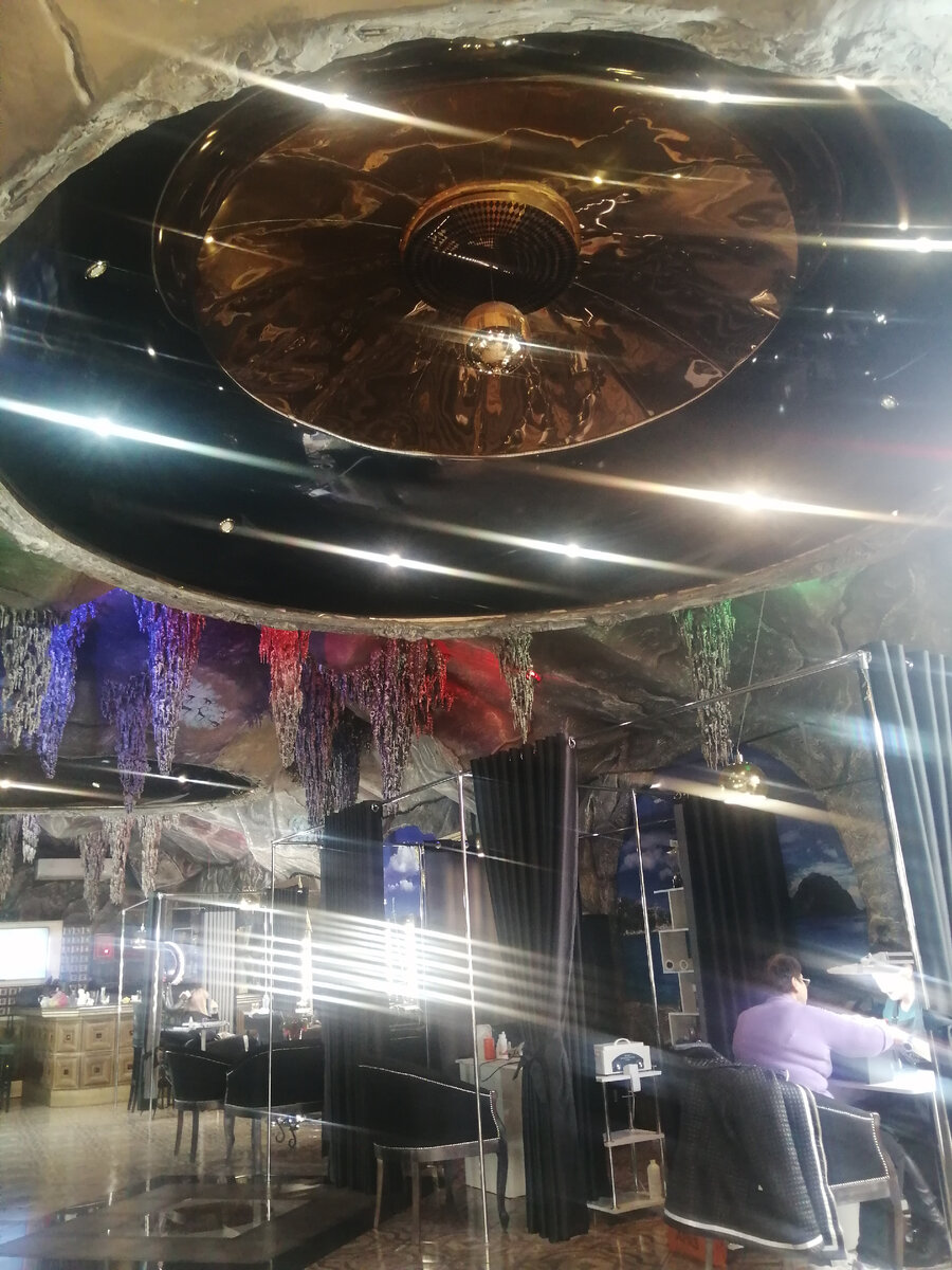 Салон красоты Виктории Диденко. Кто-то на маникюре