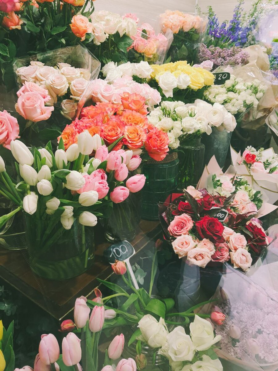 Это фото из личного архива автора статьи, с момента поисков достойного букета маме. В цветочном, собственно, и пришла идея статьи. Правда, я и предположить не могла, что информации о том, какие букеты дарили наши классики своим возлюбленным, НЕТ. По всей видимости, ничего выдающегося в этих букетах не было. 