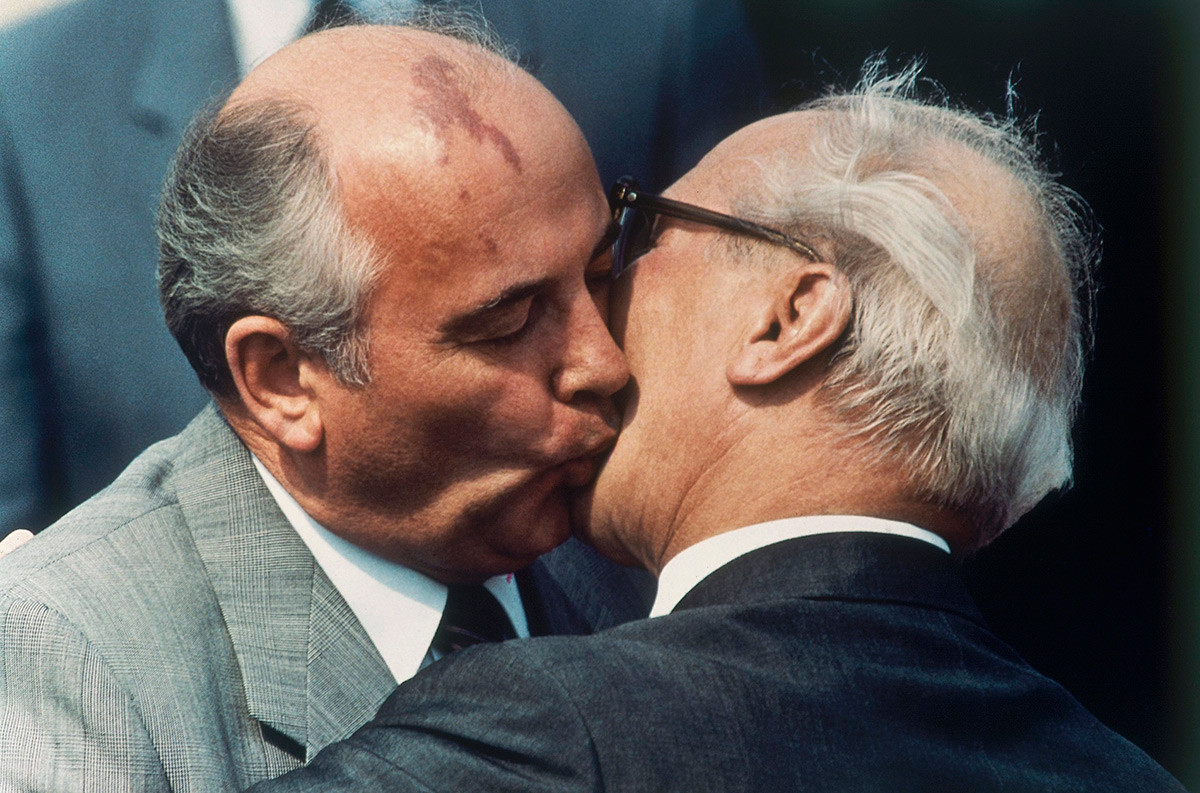 Брежнев и ельцин. Брежнев и Хонеккер поцелуй. Эрих Хонеккер и Горбачев. Эрих Хонеккер и Брежнев поцелуй. Горбачев поцелуй Хонеккера.