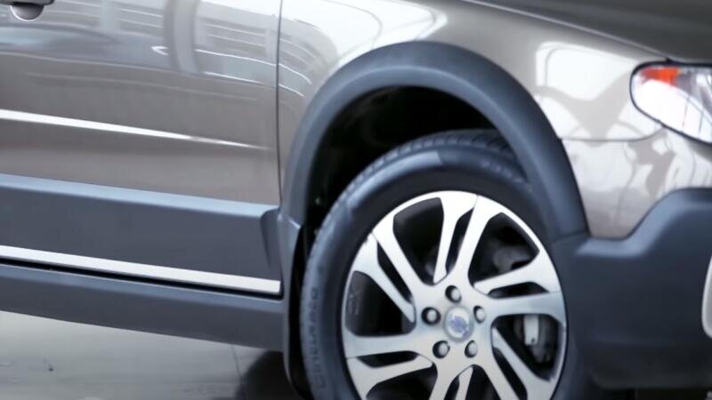     Колесные арки и пороги из неокрашенного пластика модели Volvo XC70. Фото: YouTube.com