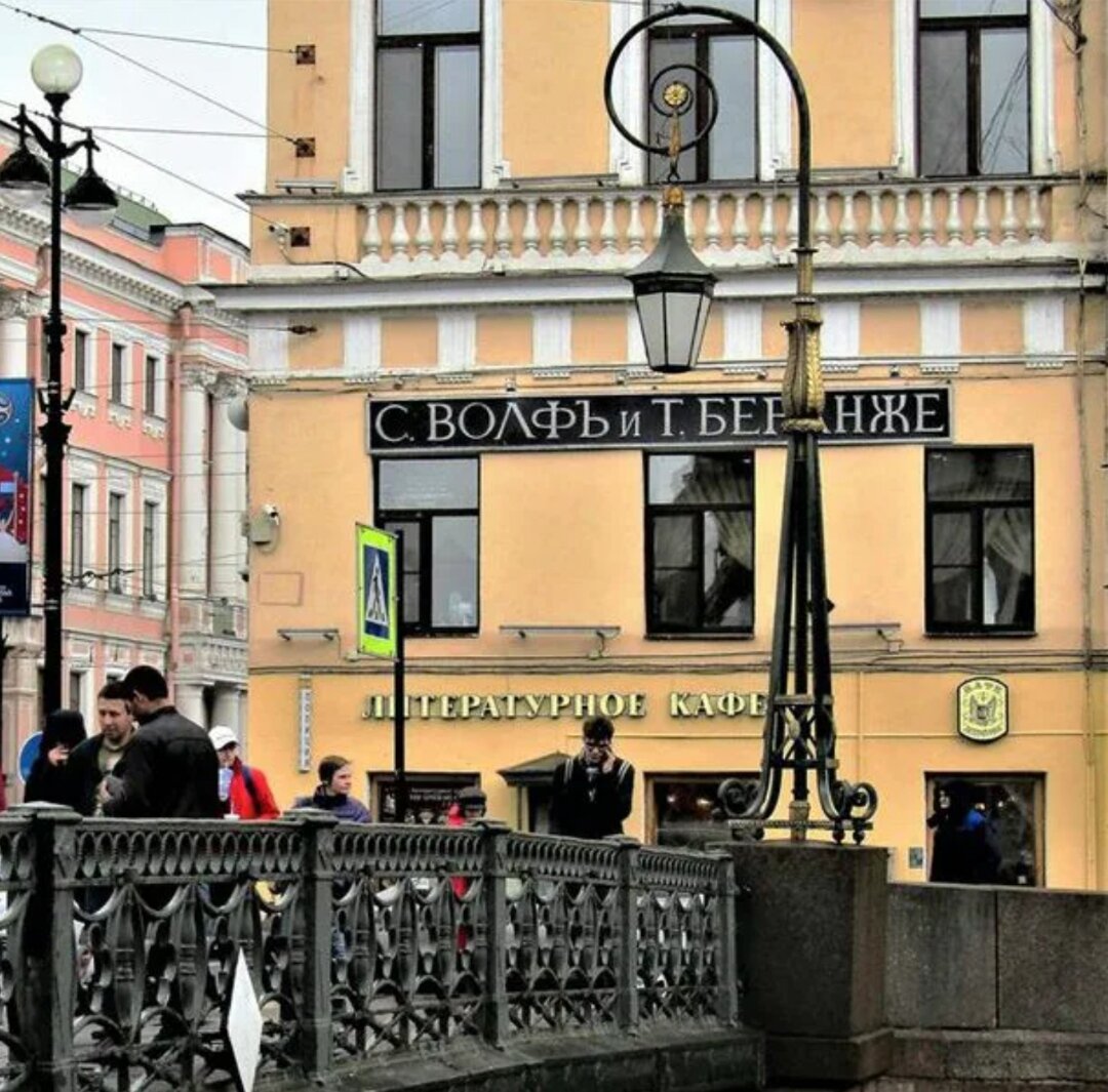 Та самая кондитерская, где Пушкин испил лимонад перед дуэлью. Цены там, кстати, огнище 