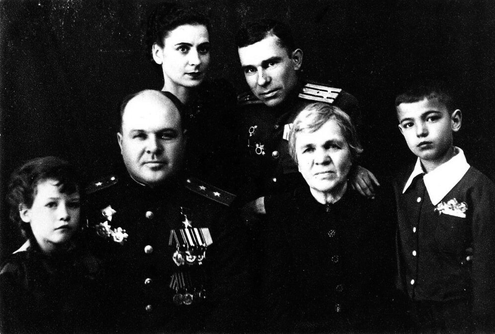 Семья Геннадия Шпаликова. В первом ряду: младшая сестра Лена, дядя генерал-лейтенант Семен Переверткин, бабушка Дарья, Геннадий. 

Во втором ряду: мама Людмила Никифоровна и дядя Владимир Переверткин. Москва, 1947 год. Фото с сайта chapaev.media