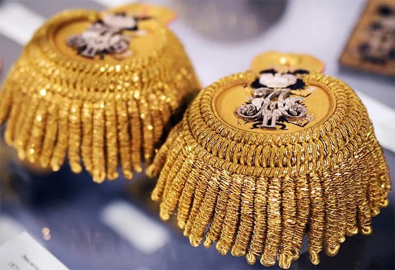 Эполеты в музейной витрине