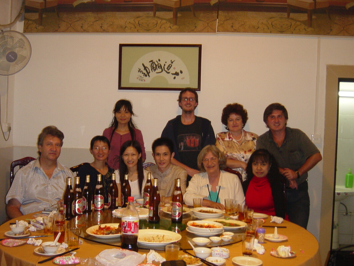 нацсостав: три китаянки, два белоруса, и по одному - американцу, филиппинке, канадке, тайцу и русскому...