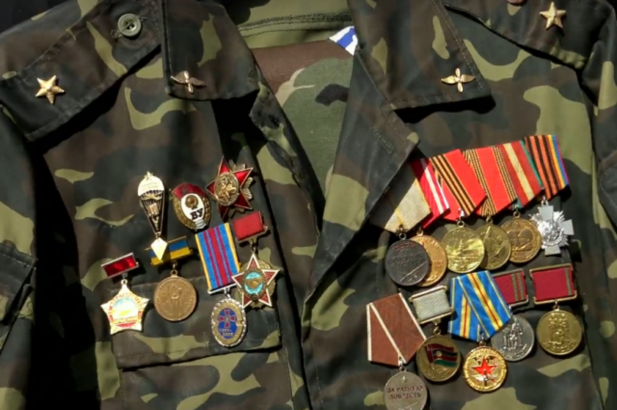   Волонтёры из Новосибирска вернули боевые награды ветерану из Мариуполя