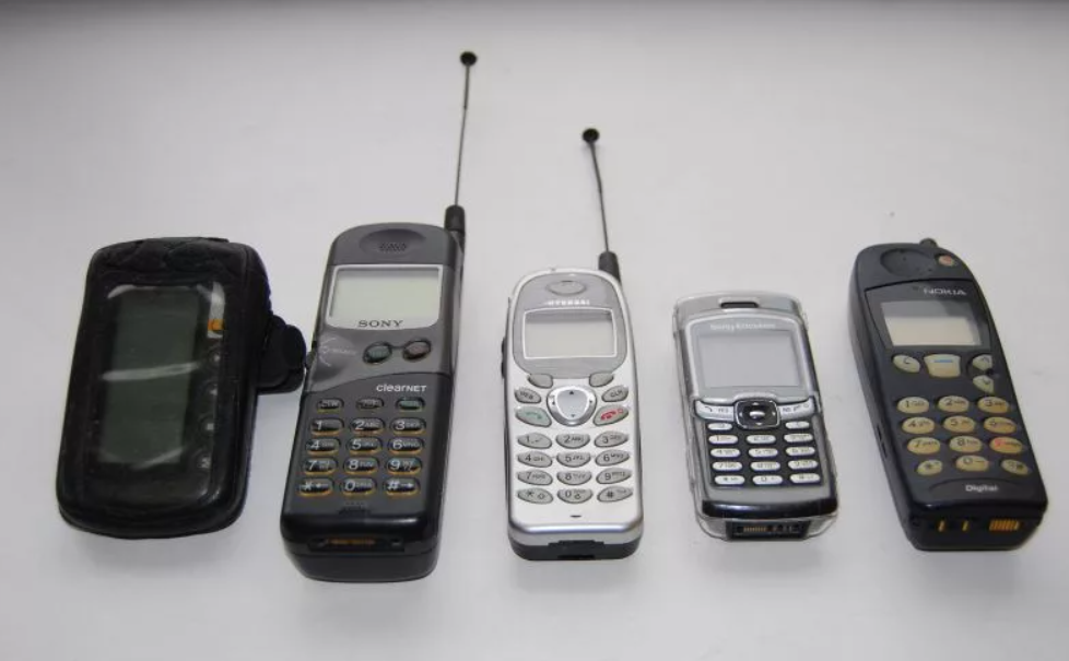 Телефоны 90 2000. Motorola CDMA 2000. Motorola 1990. Сотовый Моторола 90-х. Радиотелефон 90 х нокиа.
