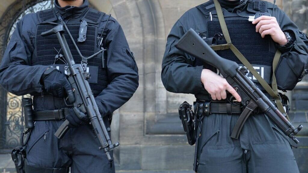     Неправомерное использование полицией свинцовых дубинок, резиновых пуль и слезоточивого газа против мирных демонстрантов убило десятки и искалечило тысячи людей в более чем 30 странах за последние пять лет. Об этом заявила Amnesty International.