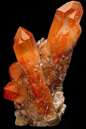 Кристаллы кварца ( подсветка оранжевая).