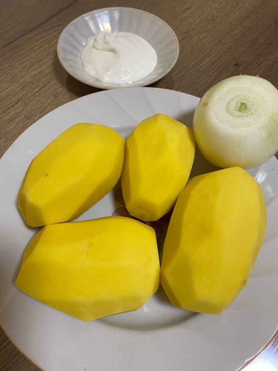 Очищаем картофель от кожуры и чистим лук от шелухи. 