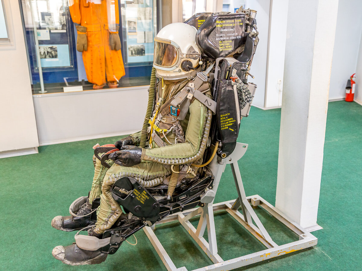 В одном из залов кировского музея К.Э. Циолковского, авиации и космонавтики, расположено катапультное кресло летчика.
