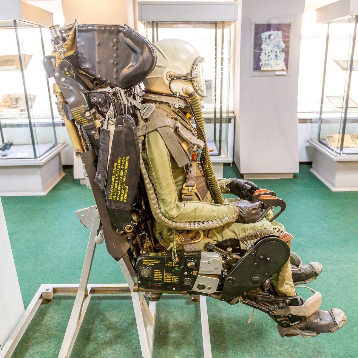 В одном из залов кировского музея К.Э. Циолковского, авиации и космонавтики, расположено катапультное кресло летчика.-2
