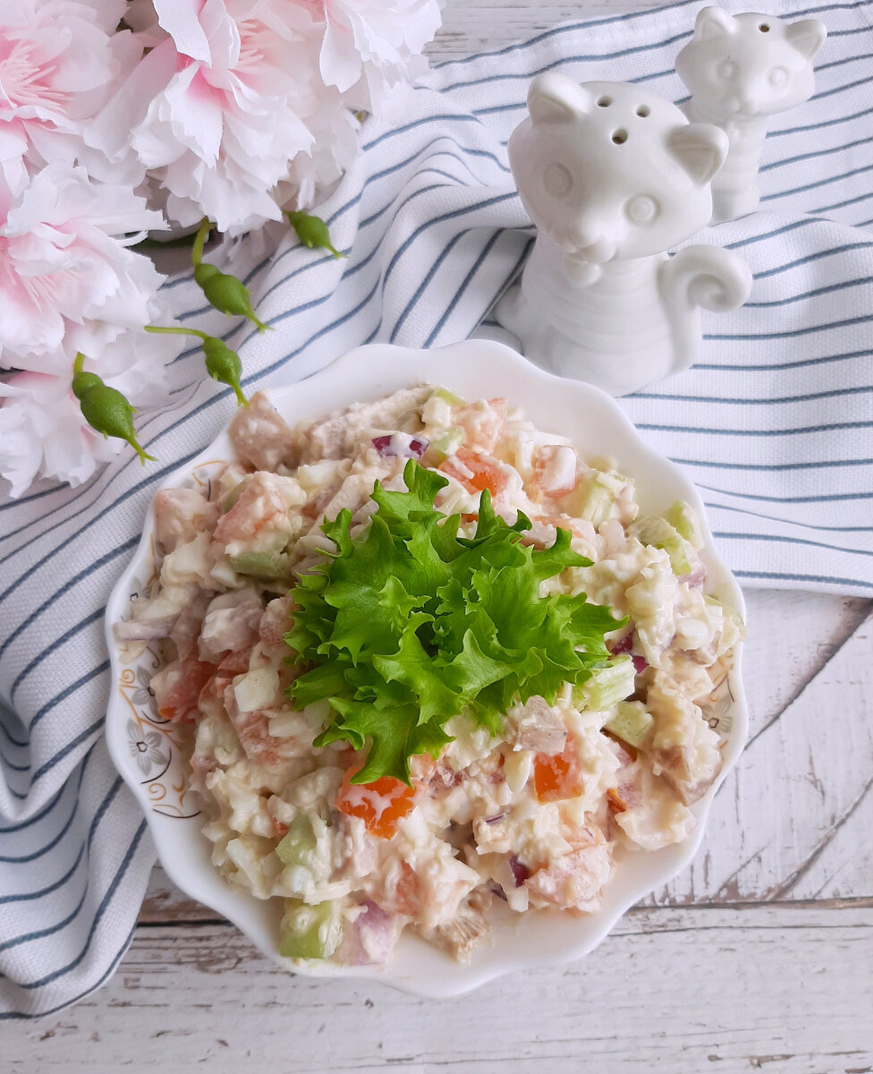 салат с ветчиной, огурцами, сыром и яйцом