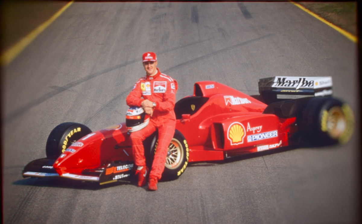 Михаэль Шумахер тестирует новый болид Ferrari на гоночной трассе команды.