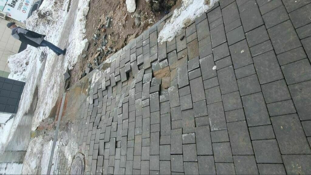     В Можге спустя несколько месяцев после открытия парка новая брусчатка «поплыла».