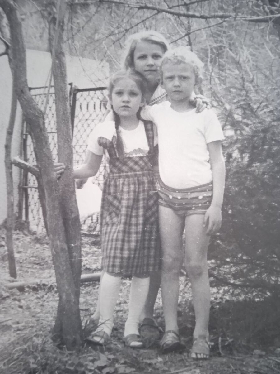 А тут я , сводная сестра валя и сводный брат Димка