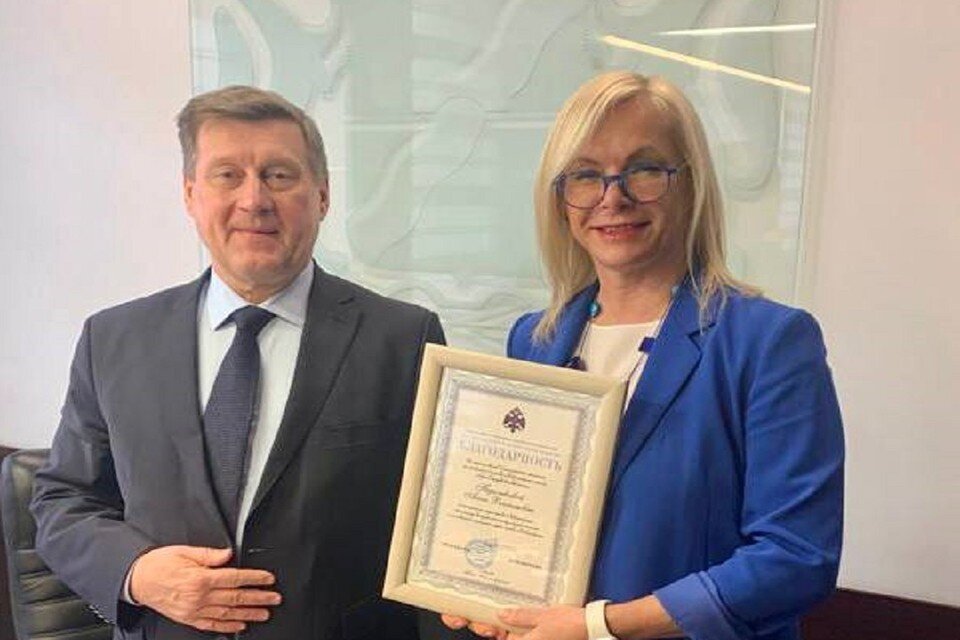     В Новосибирске вице-мэр Анна Терешкова получила награду от Мединского за стелу «Город трудовой доблести». Фото: Анна Терешкова // телеграм-канал.