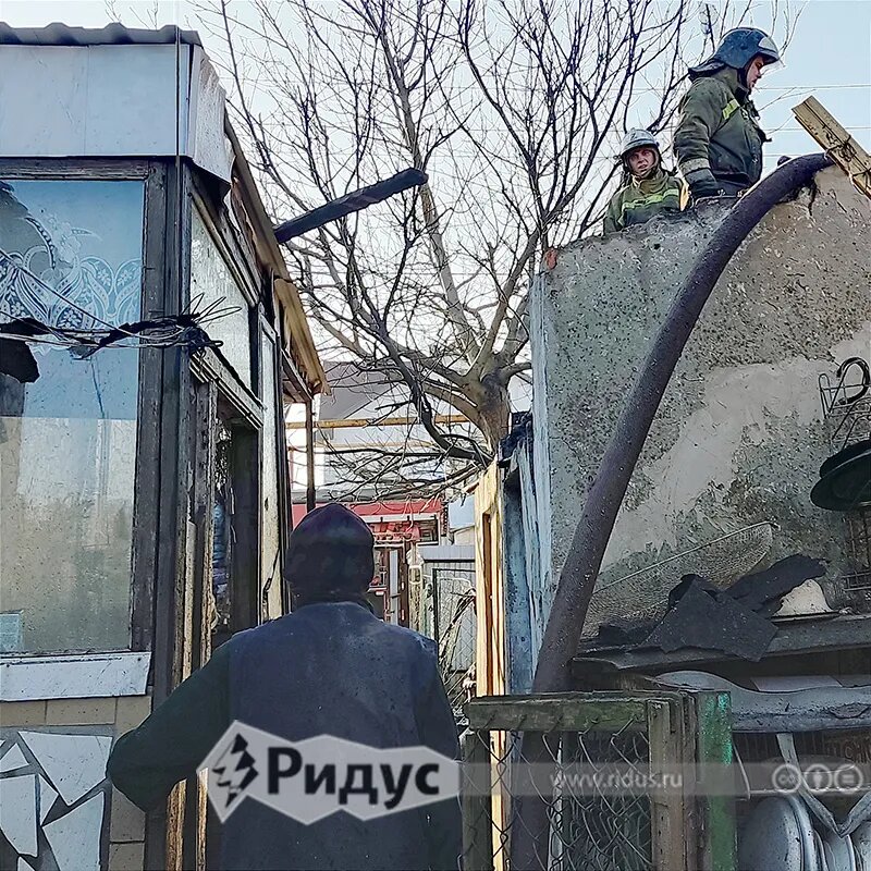 Пожарные на крыше пострадавшего дома. © Наталия Курчатова / Ridus.ru