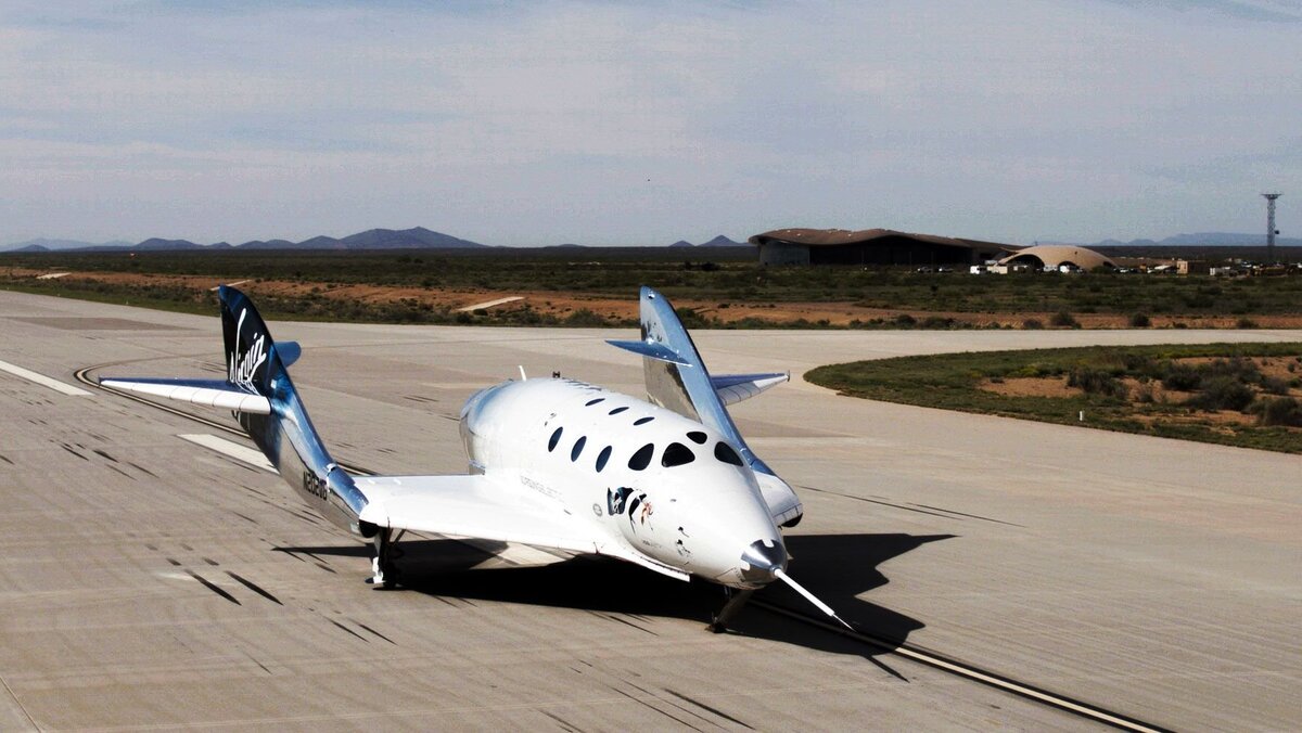      SpaceShipTwo Unity завершает посадку на взлетно-посадочную полосу в космопорте Америка, Нью-Мексико.