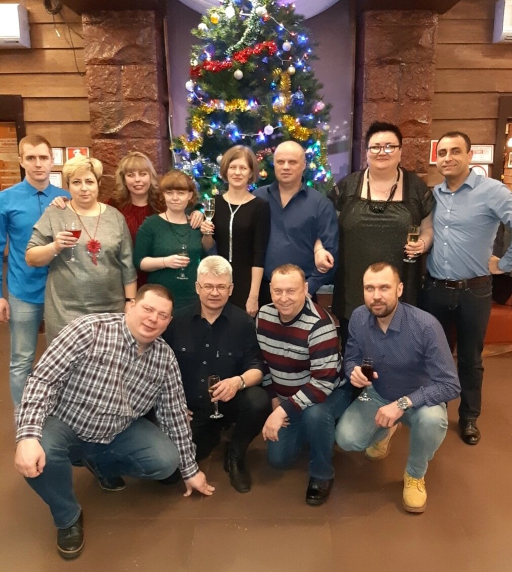 Мои коллеги, которые были и остаются со мной в любой ситуации.... Встреча 2020 года. Корпоратив. За три недели до диагноза. Фото из личного архива. 