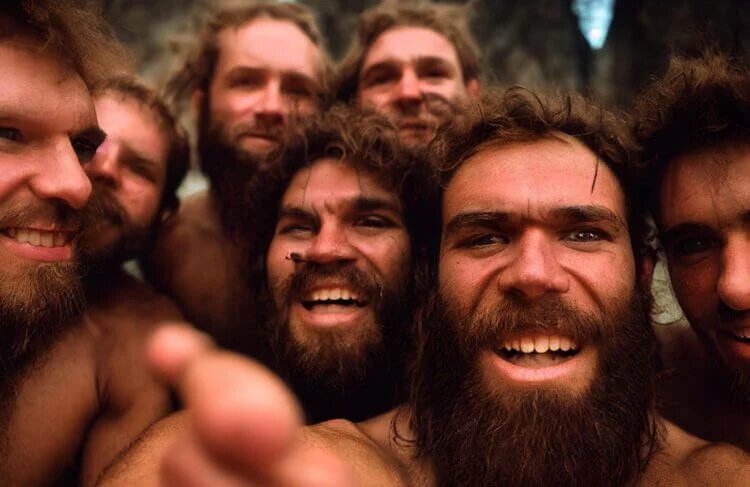 Пещерные люди делают групповое селфи. Изображение сгенерировала нейросеть