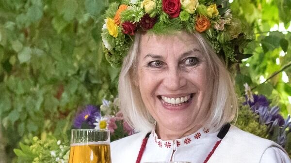    CC BY-SA 2.0 / Saeima / Ieva Ābele / Jāņu ielīgošanas pasākums Saeimā (cropped image)