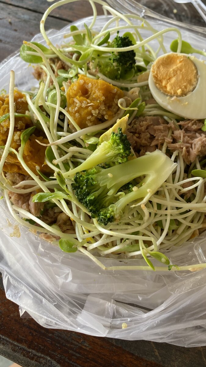 Здесь тыква, ростки фасоли, тунец, оливки, брокколи, кешью, кунжут и если честно уже забыла что :)