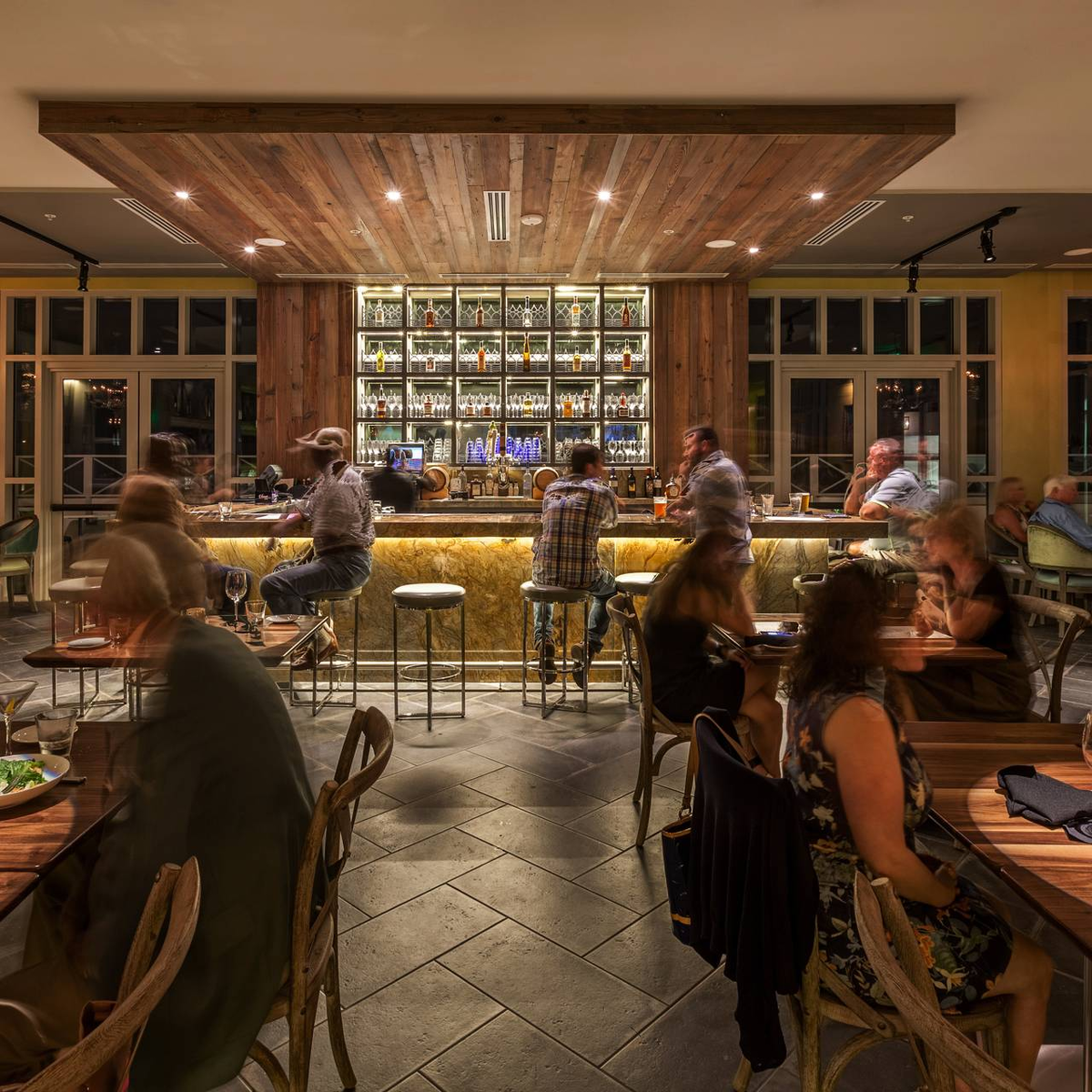 Ресторан с посетителями. Человек за столом. Сидят в кафе. Ресторан с посетителями. People s rest.